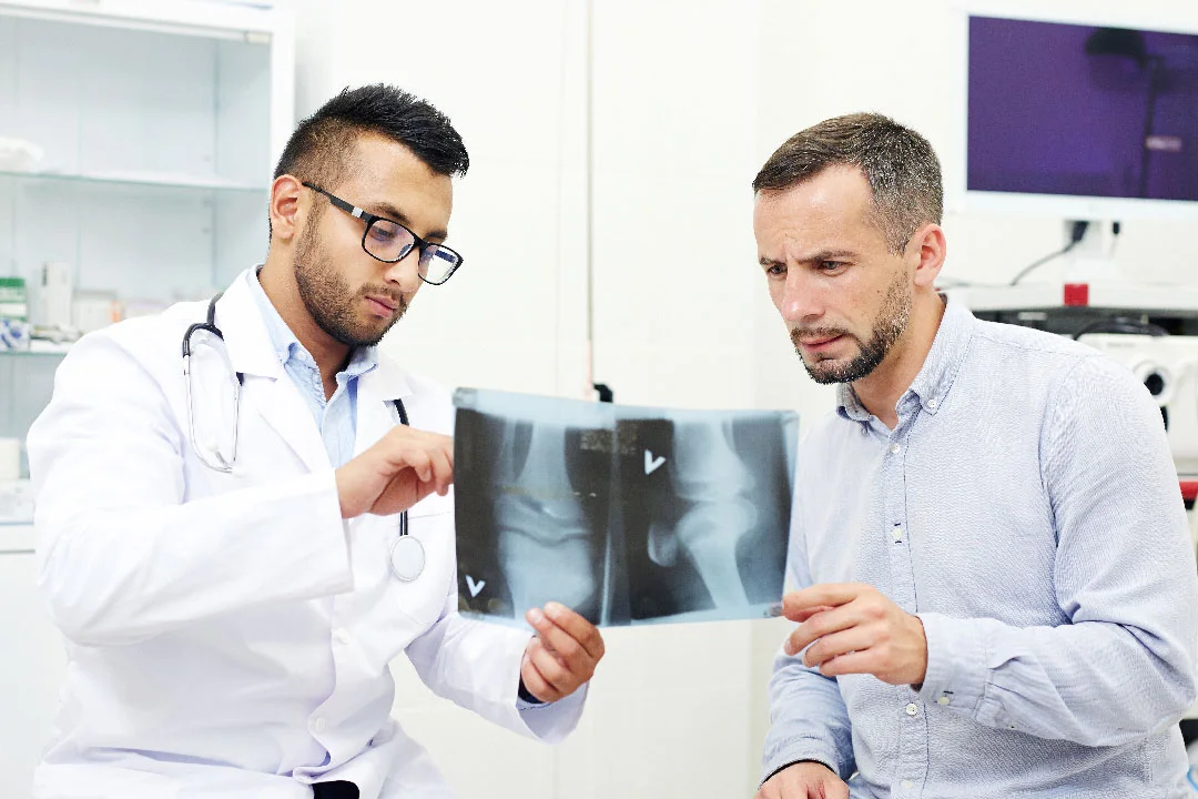 Doctors looking at X‑ray